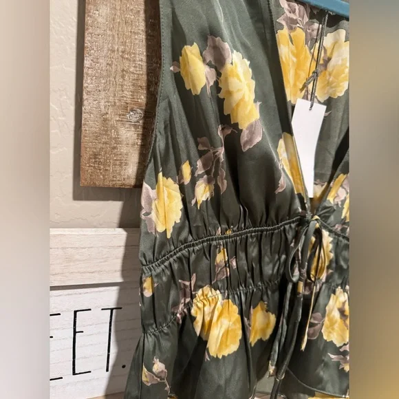 Wayf Floral Green Sleeveless Top - Picture 6 of 8